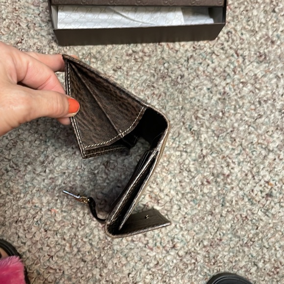 Gucci metal clasp classic double g print leather wallet - authentic - Picture 11 of 16